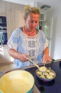 Zu Tisch ... – Maren Lunk bereitet frischen Sylter Appelkoken in der traditionellen Appelkokenpfanne zu.