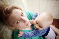 Kleptomami – Mama Lucy (Rosalie Thomass) mit ihrem Baby auf dem Arm.