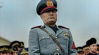 Apokalypse: Hitlers Westfeldzug – Mussolini, der Führer der faschistischen Partei Italiens und Hitlers Verbündeter, hatte Schwierigkeiten, den deutsch-sowjetischen Pakt als gerechtfertigt anzuerkennen.