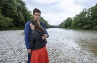 Sturm der Liebe – Romy (Désirée von Delft, v.) spricht Paul (Sandro Kirtzel, h.) Mut zu.