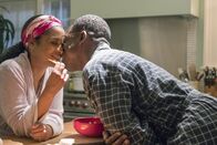 This Is Us - Das ist Leben – Beth Pearson (Susan Kelechi Watson, l.); Randall Pearson (Sterling K. Brown, r.)
