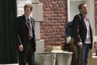 Dr. House – House (Hugh Laurie, r.) lässt sich bei Dr. James Wilson (Robert Sean Leonard, l.) über Stacy aus ...