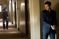 Faster – Der junge, egozentrische Auftragskiller (Oliver Jackson-Cohen, r.) verfolgt eine etwas eigenwillige 'Kunst des Tötens'. Doch schon bald muss er erkennen, dass er damit bei Driver (Dwayne Johnson, l.) nicht wirklich weiter kommt ...