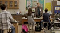 MacGyver – Zurück in die Vergangenheit: MacGyver (Lucas Till, 2.v.r.) kehrt zurück an seine High School in Mission City und hält einen Vortrag im Chemie-Unterricht - bis plötzlich ein Zwischenfall in der Schule die Kleinstadtidylle zerstört ....