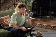 Two and a Half Men – Nach alldem was passiert ist, versinkt Charlie (Charlie Sheen) in tiefen Depression ...