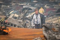 Mayday - Alarm im Cockpit – Brantford, Ontario, Kanada - NTSB-Ermittler (gespielt von Judah Katz) inspiziert die Absturzstelle von Emery Worldwide Flight 17. (Cineflix 2017/Panagiotis Pantazidis)