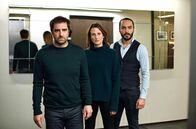 Call My Agent! – v.l.n.r.: Gabriel Sarda (Grégory Montel), Andréa Martel (Camille Cottin) und Hicham Janowski (Assaad Bouab)