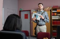 Almania – Frank (Phil Laude) wurde zum besten Lehrer nominiert und ist auf der Suche nach Anerkennung.