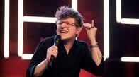 Comedy Clash – Der Emdener Assane verrät, was er bei der letzten Familienfeier Schockierendes erfahren hat. Der Hamburger Hinnerk Köhn (Foto) kontert mit Verschwörungstheorien und die Kölnerin Negah Amiri versucht das Publikum mit ihrer Liebe zu deutschen Männern zu überzeugen.