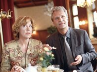 Die Eltern der Braut – Charlotte Hansen (Gaby Dohm, li.) und Ex-Mann Viktor (Peter Sattmann) sind angesichts einiger Bewerber für ihre Tochter ziemlich baff.