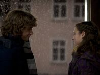 Schloss Einstein – Ronja und Justus wünschen sich frohe Weihnachten. (Robert Reichert, li.; Miriam Katzer, re.)