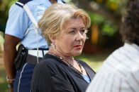 Death in Paradise – Als Kunsthändlerin der getöteten Künstlerin Donna Harman, hat Patti Grenson (Barbara Flynn) ein Mordmotiv.