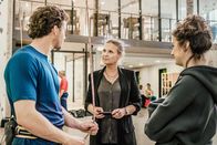 Die Chefin – Als ein Architekt zu Tode stürzt, entblättert sich vor Vera Lanz (Katharina Böhm, M.) ein trauriges Schicksal. Jasko Franzen (Justus Johanssen, l.) versucht, für die nun verwaiste Nele Kasdorf (Soraya Bouabsa, r.) da zu sein.
