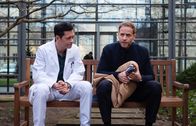 In aller Freundschaft – Dr. Kai Hoffmann (Julian Weigend, re.) macht sich große Vorwürfe. Maria Webers Unfall ist nur passiert, weil er und Martin Stein aneinander geraten sind. Dr. Philipp Brentano (Thomas Koch, li.) versucht, ihm mit tröstenden Worten beizustehen.