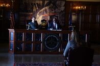 Castle – Eine Besprechung mit sehr hohen Vorgesetzten bringt Kate (Stana Katic, vorne) aus der Fassung ...