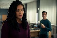 Blutige Anfänger – AC (Jane Chirwa) überrascht ihren Kollegen Kilian (François Goeske) mit einer schlimmen Nachricht.