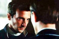 Der Stellvertreter – Nachdem Riccardo Fontana (Mathieu Kassovitz, li.) sich freiwillig in ein Konzentrationslager deportieren ließ, trifft er dort auf den skrupellosen Arzt (Ulrich Mühe, re.).