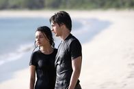 Boot Camp – Wagen die Flucht: Sophie (Mila Kunis, l.) und Ben (Gregory Smith, r.) ...