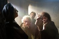 Das Wunder von Merching – Gerichtsvikar (Johannes Herrschmann, rechts) nimmt zusammen mit Pfarrer Sonnholzer (Robert Giggenbach, links) und dem Ortsvorsteher Willi Schubert (Michael A. Grimm) das Wunder von Merching in Augenschein.