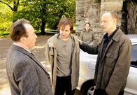 Tatort – MDR Fernsehen TATORT, "Schlaflos in Weimar" Uhr. Hauptkommissar Ehrlicher (Peter Sodann, links) und Hauptkommissar Kain (Bernd Michael Lade, rechts) haben in Weimar den entflohenen Häftling Michael Köster (Niels Bruno Schmidt, mitte) verhaftet. Im Hintergrund steht Kösters Freundin Judith Wagner (Oona Devi Liebich).