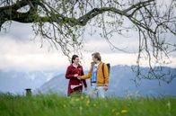 Sturm der Liebe – Gerry (Johannes Huth, r.) freut sich, dass Shirin (Merve Çakır, l.) single ist. ARD/Christof Arnold
