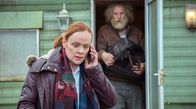 Passenger – Während Joanne (Natalie Gavin, li.) Jim (David Threlfall, re.) eine wütende Ansage macht, erhält sie einen beunruhigenden Anruf von ihrer Tochter.