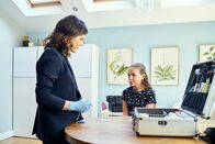 Silent Witness – Dr. Nikki Alexander (Emilia Fox, l.); Cat Shaw (Ellie Dodd, r.)