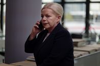 SOKO Wien – Oberst Henriette Wolf (Brigitte Kren) spricht über die Ereignisse am Telefon.