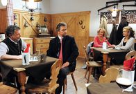 Sturm der Liebe – ARD STURM DER LIEBE FOLGE 1536 Uhr im ERSTEN. Als Hans (Ralph Schicha, 2.v.l.) mit Julius (Michele Oliveri, l.) im Braustüberl sitzt, hält er die Anwesenheit von Nicola (Kerstin Gähte, 2.v.r. mit Nina Schmieder) kaum aus.