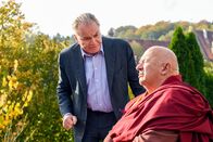 Um Himmels Willen – Wöller (Fritz Wepper, li.) braucht dringend die Baupläne aber Huber (Wolfgang Müller, re.) meditiert.
