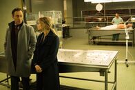 Instinct – Stehen vor einem (Karten-)Rätsel: Ermittlerteam Dr. Reinhart (Alan Cumming, l.) und Detective Lizzie Needham (Bojana Novakovic, r.) ...