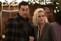 Happiest Season – John (Daniell Levy, l.); Abby (Kristen Stewart, r.)