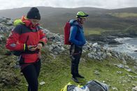 Irischer Kompass – Fiona McGinley und Ian Miller: Klettersportler auf Brandungspfeilern vor derKüste Donegals