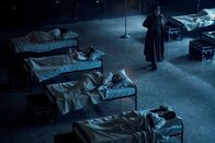 The Handmaid's Tale - Der Report der Magd – The Handmaid’s Tale Staffel 2 Folge 3 Unangenehme Nachtruhe: Elisabeth Moss (2.v.u.) als June Osborne Copyright: SRF/2018 SRF & MGM Television Entertainment Inc. and Relentless Productions, LLC