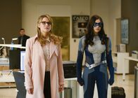 Supergirl – Kara (Melissa Benoist, l.); Nia Nal (Nicole Maines, r.)
