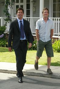 Desperate Housewives – Bob (Tuc Watkins, l.) und Lee (Kevin Rahm, r.) haben sich nichts dabei gedacht, als es einen Springbrunnen in seinen Garten gestellt hat. Doch da haben sie nicht mit ihren Nachbarn aus der Wisteria Lane gerechnet ...