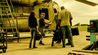 Hawaii Five-0 – Nachdem Danny vor den Augen seiner Tochter verhaftet wurde, versuchen Steve, Grover (Chi McBride, r.), Kono (Grace Park, l.), Joe (Terry O'Quinn, 2.v.r.) und Frank Bama (Jimmy Buffett, 2.v.l.) alles, damit er wieder auf freien Fuß kommt ...