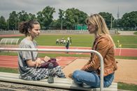 SOKO München – Resi Schwaiger (Mersiha Husagic, r.) befragt Jana Preitl (Emma Preisendanz, l.) auf der Tribüne des Sportplatzes.