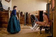 Outlander - Die Highland-Saga – (v.li.): Caitriona Balfe (Claire Randall Fraser), Sam Heughan (Jamie Fraser), Chris Donald (Phillip Wylie).