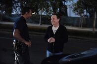 The Comedians – Polizist (Emerson Brooks, l.); Billy Crystal (r.)
