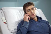 In aller Freundschaft – ARD/MDR IN ALLER FREUNDSCHAFT FOLGE 599, "Anfechtungen" Uhr im ERSTEN. Dr. Niklas Ahrend (Roy Peter Link) muss sich nach seinem Unfall noch schonen und das Bett hüten. Um sich abzulenken, bietet er Schwester Arzu an, mit ihr für ihre Hebammenprüfung zu lernen. So muss Arzu nicht alleine büffeln und Niklas hat sie um sich.