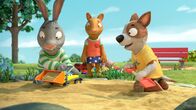Pip und Posy – Eigentlich wollte Posy mit Pip spielen, aber dann kommt Zac mit seinem Bagger dazwischen.