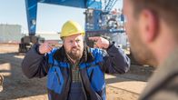 SOKO Wismar – Für Heiner Klausen (Andreas Birkner, l.) sieht es richtig eng aus. Denn kurz vor Piet Lassecks Tod ist er nachweislich noch einmal auf Piets Boot gewesen. Nach neuestem Ermittlungsstand ist dies auch der Tatort. Hat Klausen seinen Kollegen erneut einschüchtern wollen, damit der bei seiner Falschaussage vor Gericht bleibt? Lars Pöhlmann (Dominic Boeer, r.) versucht die Wahrheit ans Licht zu bringen.