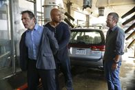 Navy CIS: L.A. – Hat Frank Kouris (Alex Carter, l.) etwas mit dem Fall zu tun, in dem Callen (Chris O'Donnell, r.) und Sam (LL Cool J, M.) ermitteln?