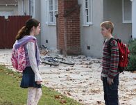 Malcolm mittendrin – Hal kriegt mit, dass Dewey (Erik Per Sullivan, r.) ein Mädchen (Vanessa Marano als Gina) aus seiner Schule toll findet und versucht ihm bei den ersten Annäherungsversuchen zu helfen, doch dabei macht er natürlich alles falsch, was ein Vater falsch machen kann ...
