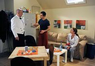 Rote Rosen – ARD ROTE ROSEN FOLGE 1003 Uhr im ERSTEN. Alfred (Rolf Nagel, l.) schreckt Nils (Gabriel Merz, M.) und Carla (Maria Fuchs, r.) mit der Nachricht auf, dass der Sternekritiker schon an diesem Tag kommt.