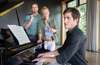 Akte Ex – Lukas Hundt (Oliver Franck, l.) und Kristina Katzer (Isabell Gerschke, M.) sprechen Klavier-Student Marco Turtschan (Francois Goeske, r.) auf seine Affäre zu seiner Professorin an.