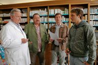 Die Rosenheim-Cops – Die Cops Korbinian Hofer (Joseph Hannesschläger, 2.v.li.) und Christian Lind (Tom Mikulla, 2.v.re.) zweifeln an den Aussagen von Apotheker Werner Kuhnert (Christian Hoening, li.) und dessen Lieferanten Xaver Gruber (Gabriel Raab, re.)