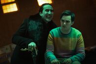 Renfield – l-r: Dracula (Nicolas Cage) und Renfield (Nicholas Hoult)