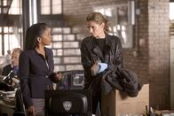 Castle – Captain Victoria Gates (Penny Johnson, l.) legt Kate Beckett (Stana Katic, r.) nahe, sich eine Auszeit zu gönnen ...